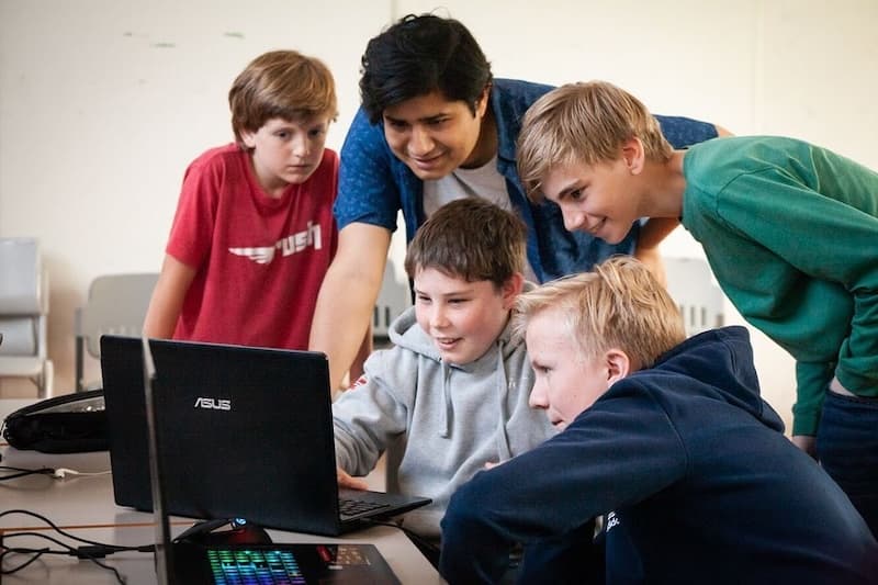 Teaching kids coding
